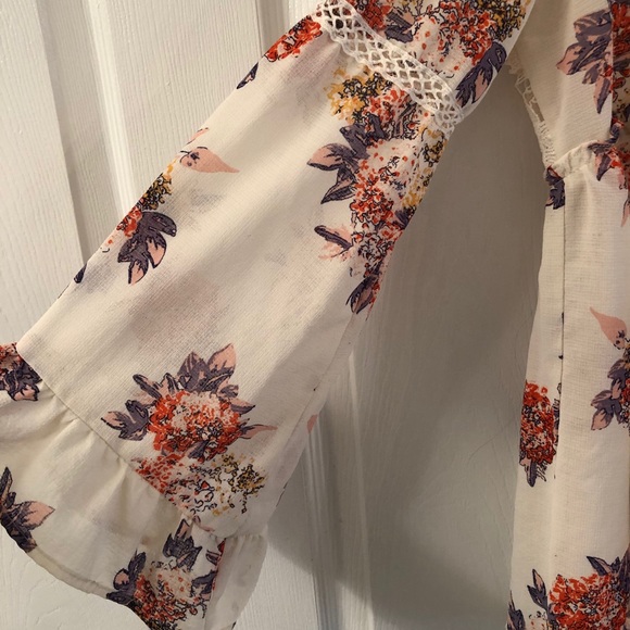 Detailed Flowy Top - Picture 4 of 4